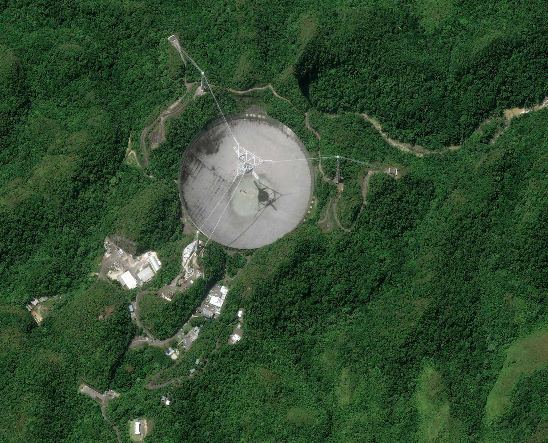 Radio télescope - Arecibo - Porto Rico - National Astronomy and Ionosphere Center - NAIC - GeoEye-1 - Digital Globe - satellite - GoldenEye - James Bond