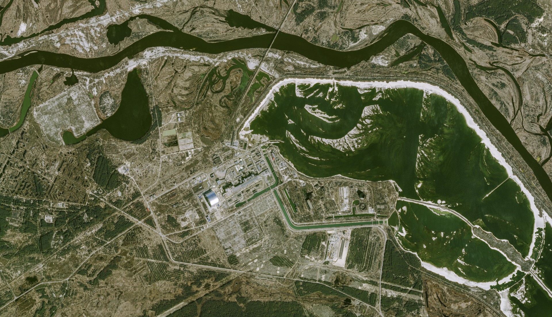 Tchernobyl - Chernobyl - 30 ans - 26 avril 1986 - 26 avril 2016 - satellite Pleiades - Chantier de l'arche de confinement - sarcophage - 27-03-2016 - CNES - Airbus DS - Ukraine