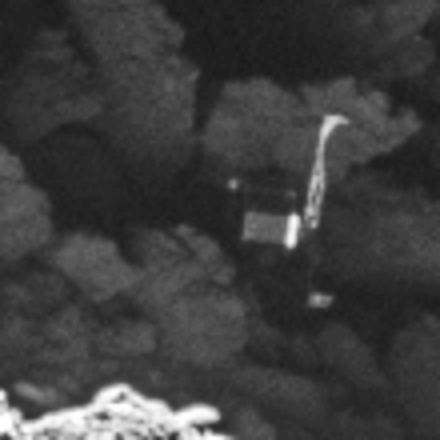 Rosetta a retrouvé Philae - Comète - OSIRIS - Lost comet lander is found - Philae found - ESA - 2 septembre 2016 - Zoom - Gros plan - Corps - 2 pieds - liaison radio difficile