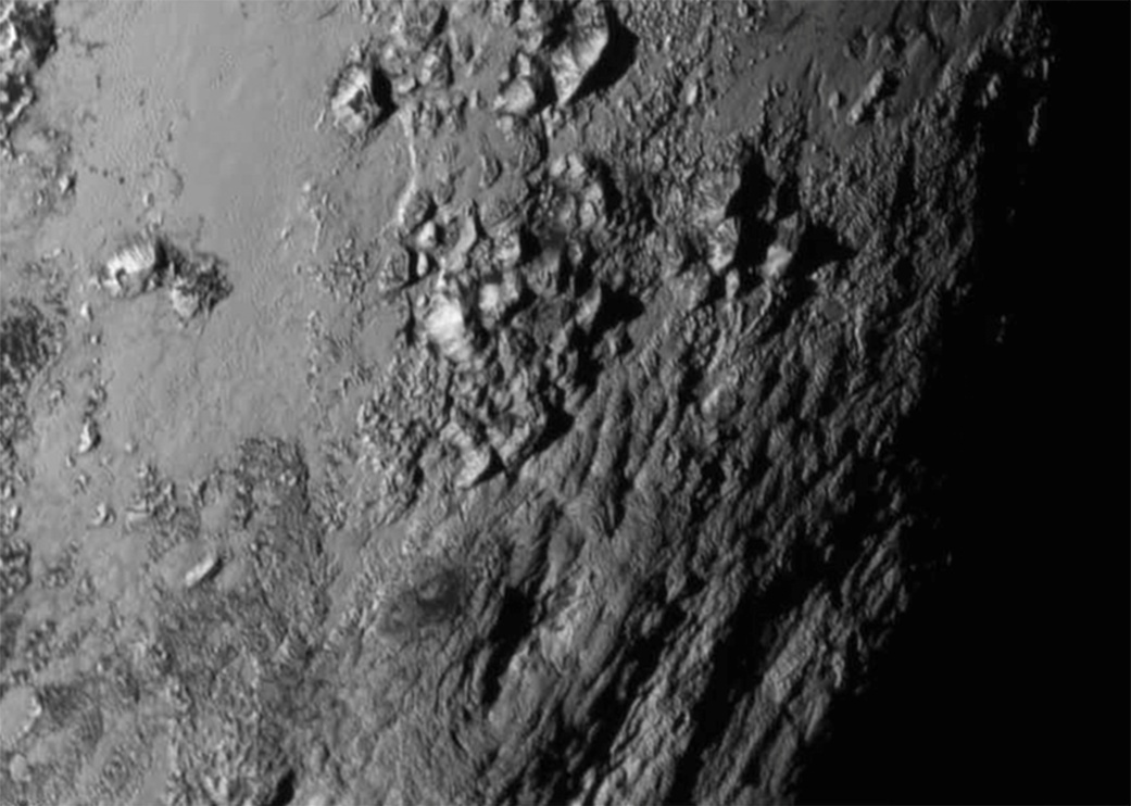 Pluton - surface - gros plan - LORRI - Montagnes - glace d'eau - Fly-by - New Horizons - NASA - géologie