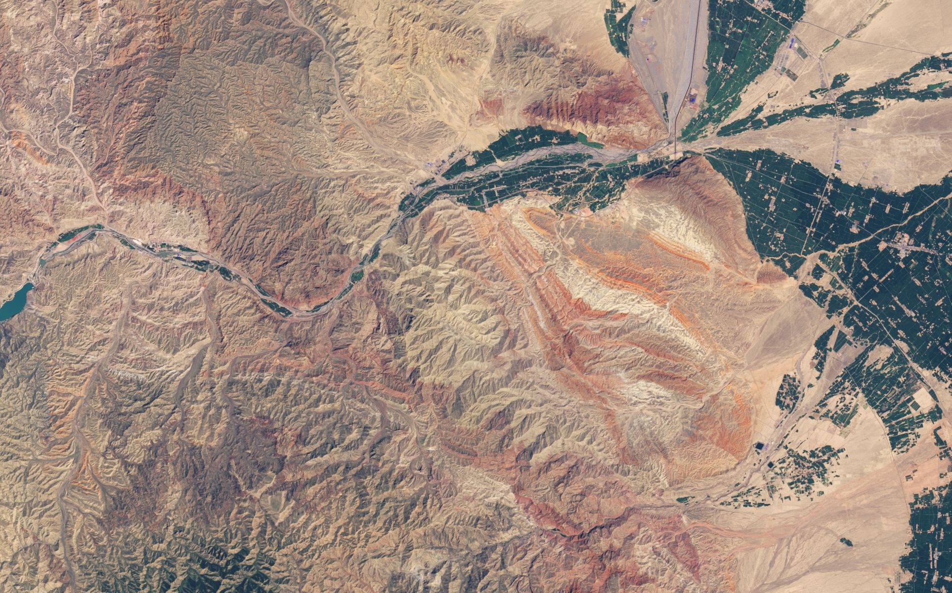 Les reliefs colorés de la région de Zhangye Danxia en Chine vus par le satellite Landsat 8