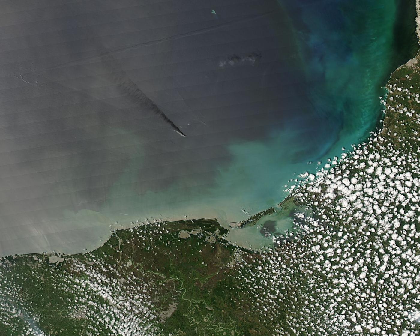 L'explosion de la plate-forme Pemex dans le golfe du Mexique en avril 2015 - Satellite Aqua - MODIS - Oil spill - Incendie - Abkatun