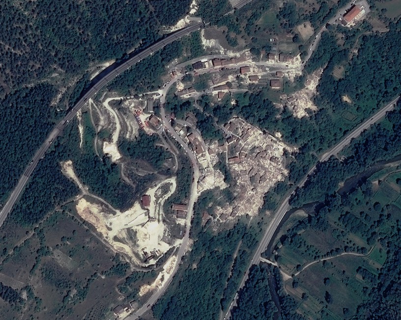 Italie - Pescara del Tronto - dégâts - tremblement de Terre - Earthquake - satellite Pleiades - 25 août 2016 - Digital Globe - Emergency response - Damage assessment - Impact - Maisons détruites - terremoto