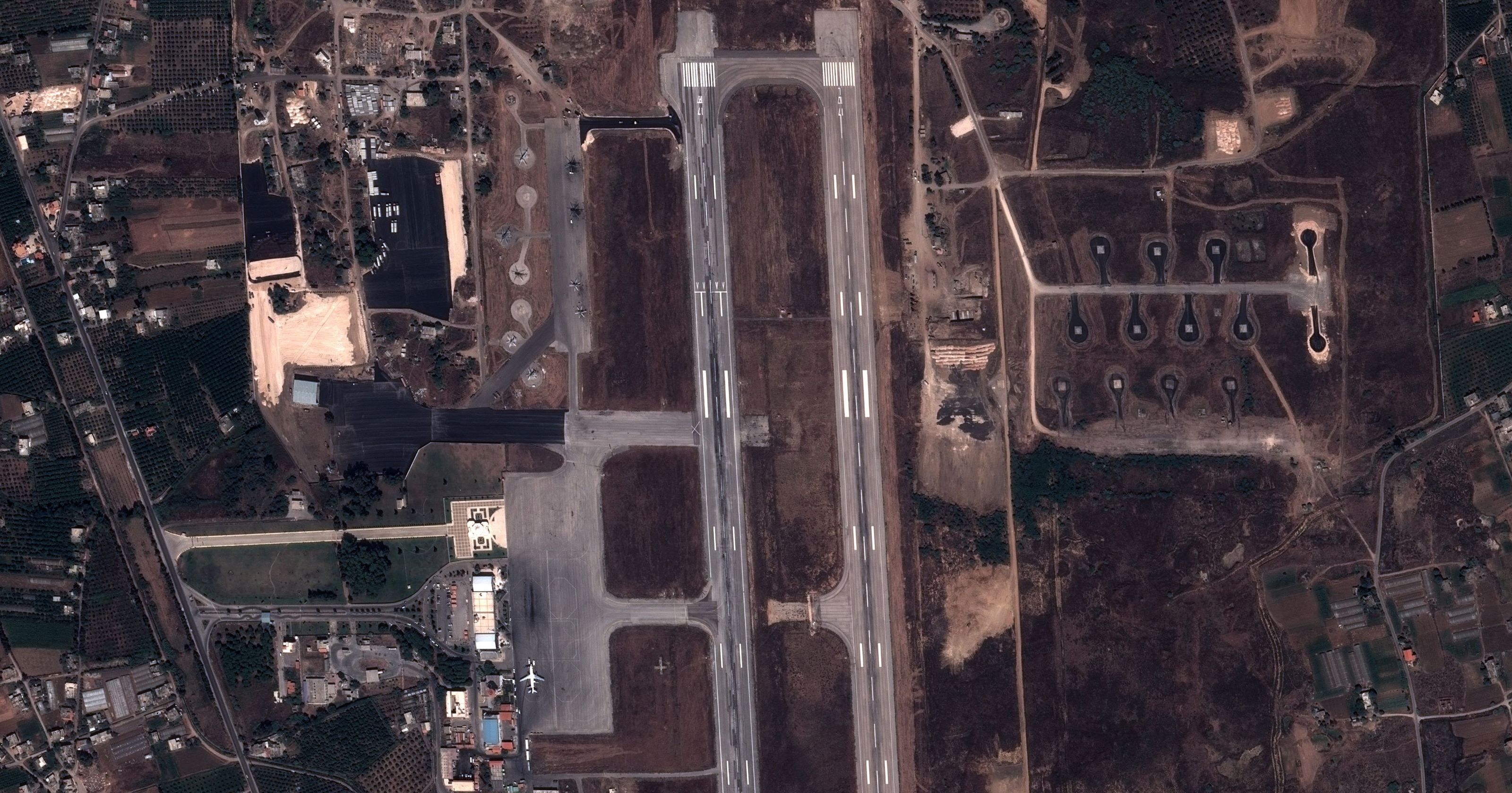 Syrie - Aéroport Lattaquié - Aménagements et travaux avant arrivée des avions russes - Pléiades - Pleiades - satellites