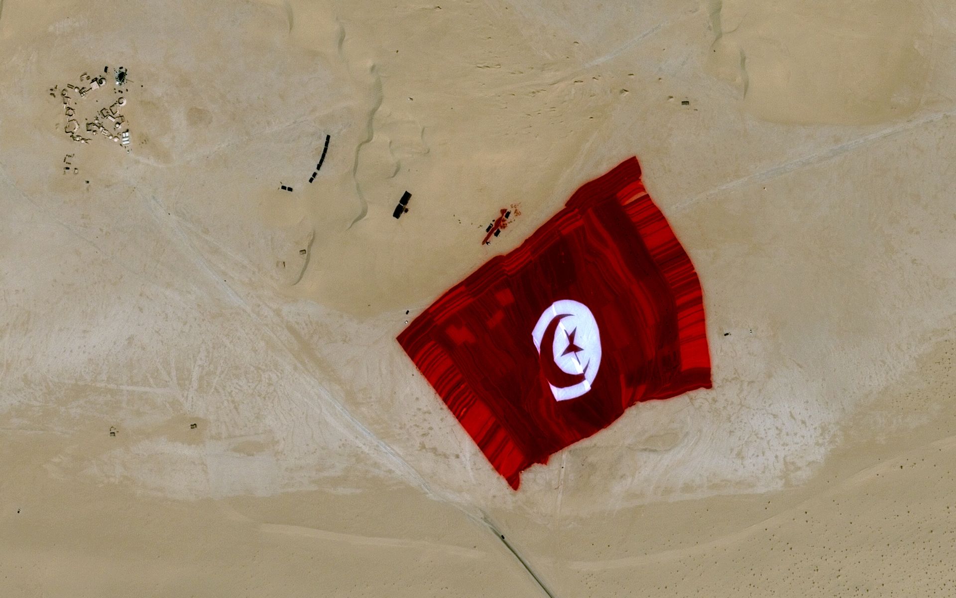Tunisie - Drapeau tunisien géant - Tunisian flag - Record - Guinness book - Pleiades - Tozeur - Plus grand drapeau du monde - Largest flag - satellite - CNES - Airbus DS - 2 mai 2015 - Tozeur - Nous sommes Tunisie