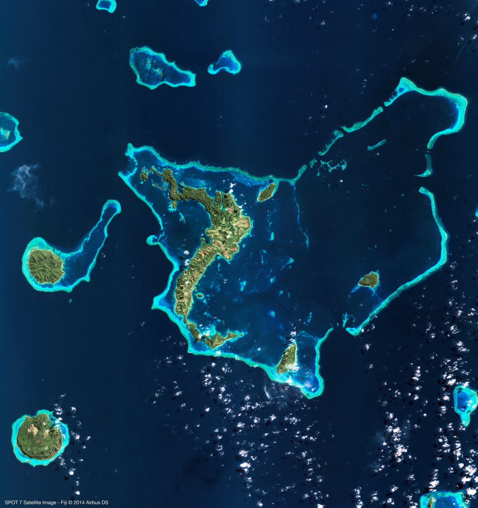 Saint-Valentin - SPOT 7 amoureux : une île en forme cœur au nord des Fidji. Image acquise par le satellite Spot 7 - Airbus Defence and Space