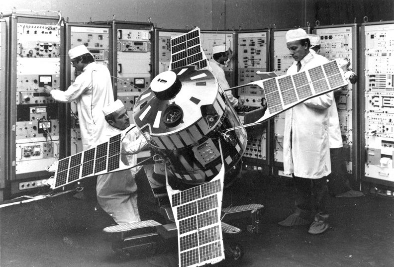 Satellite - D-2B - Aura - Intégration et essais - CNES - Matra - lancement le 20 septembre 1975 depuis Kourou